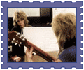 Рэнди занимается классической гитарой в гримерной